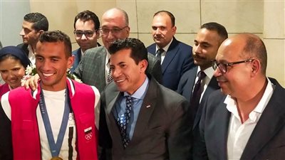 صور.. وزير الشباب والرياضة يستقبل أبطال مصر بمطار القاهرة