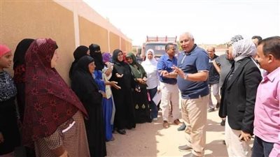 محافظ الوادي الجديد يجري جولة تفقدية اطمئنانًا على أحوال المواطنين بالقرى المتضررة من سقوط الأمطار 