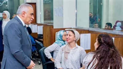 بالصور.. رئيس جامعة طنطا يتفقد أعمال مكتب التنسيق الإلكتروني بالمكتبة المركزية