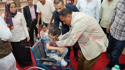 محافظ مطروح يهدي ٣٠ سماعة و٤٠ كرسيًا متحركًا