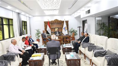 محافظ قنا يترأس لجنة اختيار المتقدمين لشغل الوظائف القيادية