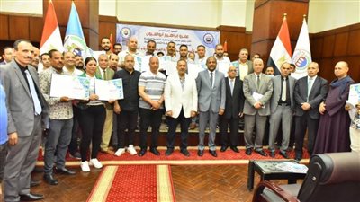 محافظ أسيوط يسلم عقود 26 ورشة بمجمع الصناعات الصغيرة للمنتفعين من الشباب بالغرفة التجارية