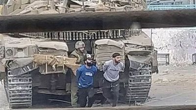 هآرتس: الجيش الإسرائيلي يستخدم فلسطينيين دروعا بشرية بغزة