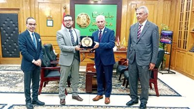 رئيس جامعة المنيا يجتمع بمديري المستشفيات ونوابهم الجُدد للارتقاء بجودة الخدمات الطبية  للمواطنين.