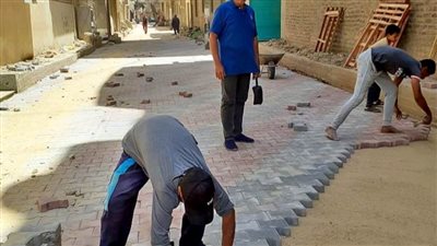 استمرار أعمال تركيب بلاط الإنترلوك بشوارع طهطا