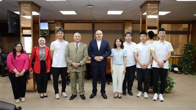 وفد طلاب جامعة تشينخوا الصينية يزور جامعة قناة السويس لتعزيز التعاون الأكاديمي والتبادل الطلابي