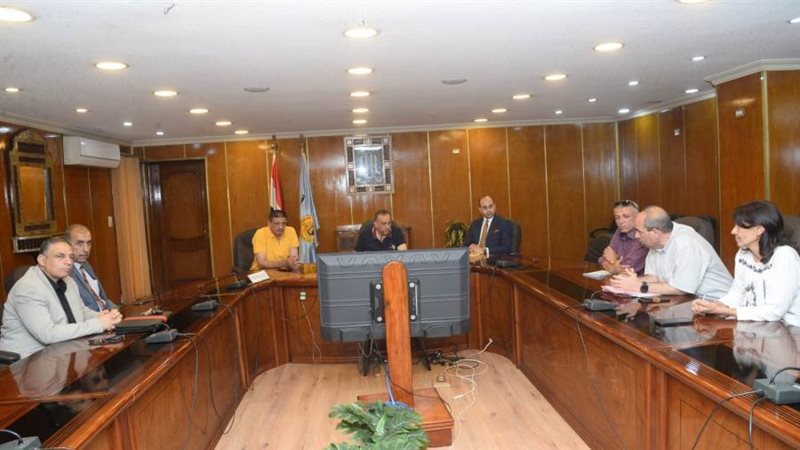 محافظ أسيوط يلتقي