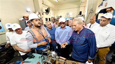 وزير الإسكان ومحافظ مطروح يتفقدان محطات تحلية مياه البحر بمرسى مطروح