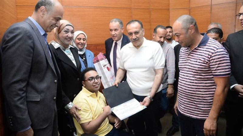 محافظ أسيوط يكرم