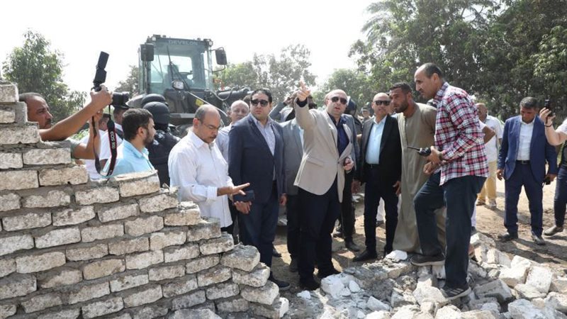 محافظ بنى سويف يقود