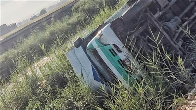 إصابة سائق في حادث انقلاب سيارة نقل بأسيوط 
