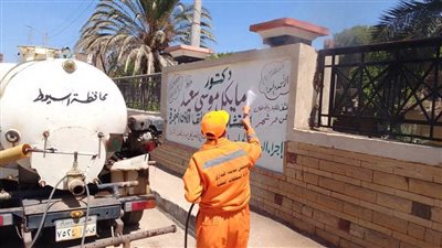 استمرار أعمال دهان الأسوار والبلدورات بمداخل قرى أبنوب والبداري بأسيوط