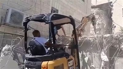 الاحتلال يجبر عائلة مقدسية على هدم منزلها في العيسوية
