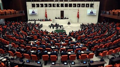 بعد «أعنف جلسة» في تاريخه... البرلمان التركي يرفض إعادة جان أتالاي إلى مقعده