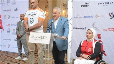 علي الزيني ورحاب رضوان يحملان علم مصر في افتتاح دورة الألعاب البارالمبية 