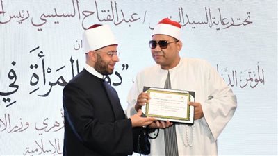 وزير الأوقاف يكرم الفائز في مسابقة بريكس للقرآن الكريم