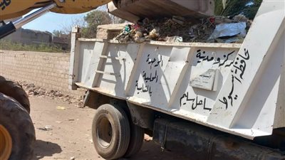 رفع المخلفات الصلبة والقمامة خلال حملات نظافة بمراكز البداري وديروط وساحل سليم