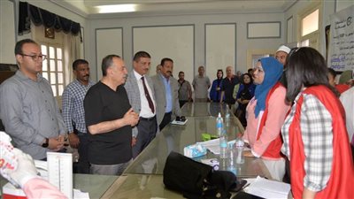 محافظ أسيوط يتفقد فعاليات القافلة الطبية والتثقيف الصحي ضمن حملة 