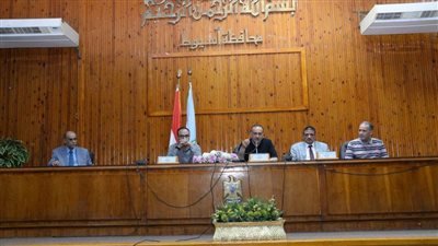 محافظ أسيوط: إطلاق مبادرة لإقامة معارض أهلا مدارس بتخفيض 25% للتخفيف عن أولياء الأمور