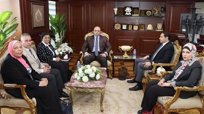 محافظ بني سويف يناقش مع نائب وزير الصحة القضية السكانية