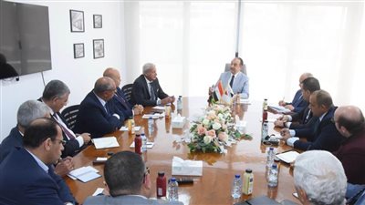 وزير قطاع الأعمال يبحث مع اتحاد الصناعات فرص التعاون في صناعة السيارات