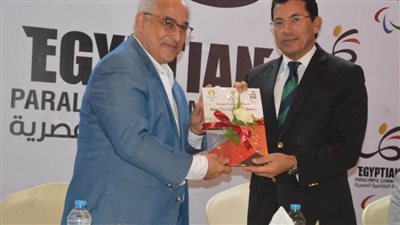 رئيس اللجنة البارالمبية يطمئن على استعدادات استقبال البعثة المصرية في باريس