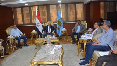 بالصور.. محافظ الغربية يناقش موقف مشروعات مياه الشرب والصرف الصحي بالمراكز