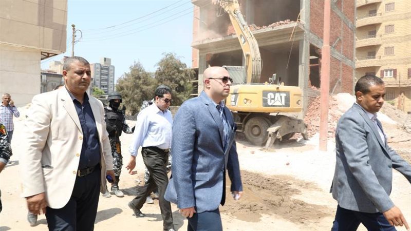 محافظ بنى سويف يقود