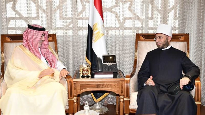 وزير الاوقاف مع السفير