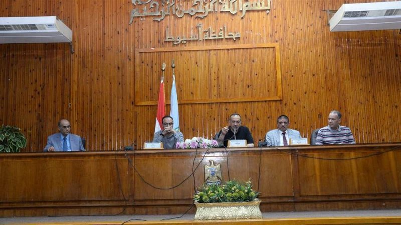 محافظ أسيوط يبحث