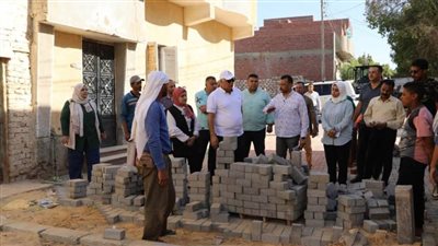 رفع كفاءة الطرق الداخلية بأحياء مدينة الخارجة في الوادي الجديد