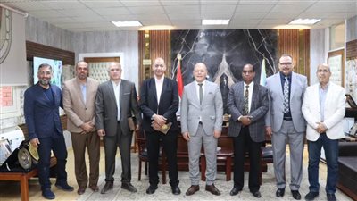 رئيس جامعة سوهاج يكرم وكيلي كلية الطب البشري لبلوغهما السن القانونية