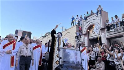   «زغاريد وترانيم وشموع وموكب الدورة» احتفالات الأقباط بدير درنكة بأسيوط (صور) 