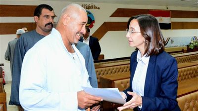 وسط فرحة عارمة محافظ البحيرة تسلم عقود تقنين أراضي وضع اليد على أملاك الدولة 