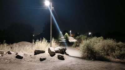  تركيب 32 عامود إنارة لتوفير إضاءة ليلية بجبانة أسوان التاريخية