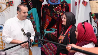 «وزير الشئون النيابية والقانونية» يزور معرض تنمية الأسرة المصرية ويشيد بجناح «تحويشة»