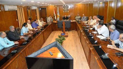 خلال اجتماعه برؤساء المراكز والأحياء.. محافظ أسيوط يوجه بتكثيف جهود إزالة التعديات وتعظيم الإيرادات