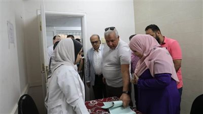 محافظ الوادي الجديد يتفقد مستشفى الخارجة التخصصي وفرع التأمين الصحي 
