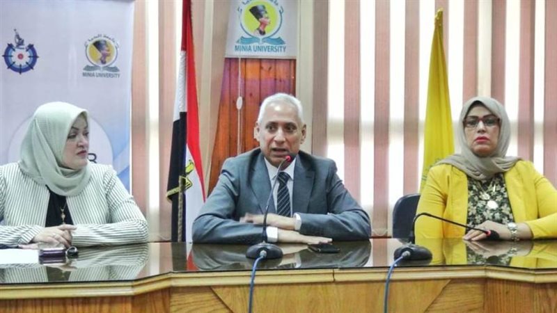 رئيس الجامعة خلال