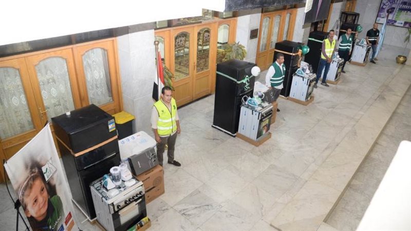 محافظ أسيوط يسلم