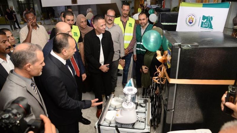 جانب من توزيع أجهزة