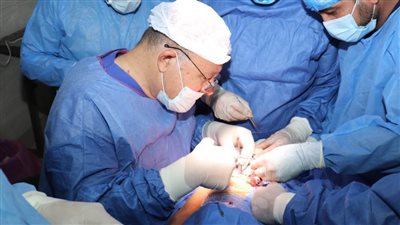 رئيس جامعة سوهاج يجري جراحة معقدة لطفلة تبلغ من العمر عامين مصابة بشلل ولادي كامل