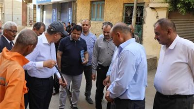 بعد استخدامه مكنسة يحملها عامل نظافة.. محافظ المنيا المكنسة ثقيلة وتسبب الإجهاد