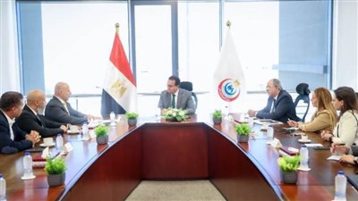 وزير الصحة يناقش تنفيذ مشروع التصنيع المحلي لأجهزة 