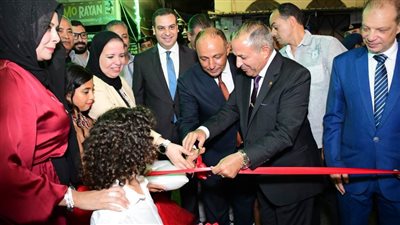 السعر يبدأ من جنيه.. محافظ بورسعيد يفتتح معرض 