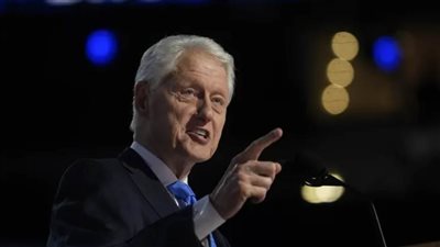 كلينتون: ترامب لا يريد إلا مصلحته وهاريس الأنسب حاليا