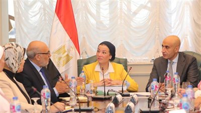 عبد اللطيف: تطبيق مادة إعادة تدوير المخلفات داخل المدارس 