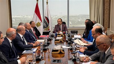وزير قطاع الأعمال العام يعقد اجتماعًا بالأعضاء المنتدبين للشركات القابضة 