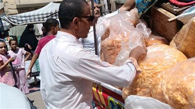 40 محضرا وإعدام مواد ومنتجات غذائية في حملة على الأسواق ببنى سويف