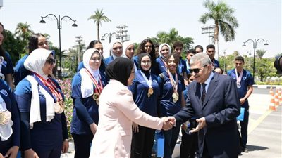 الفريق أسامة ربيع يكرم البطلة الأولمبية 